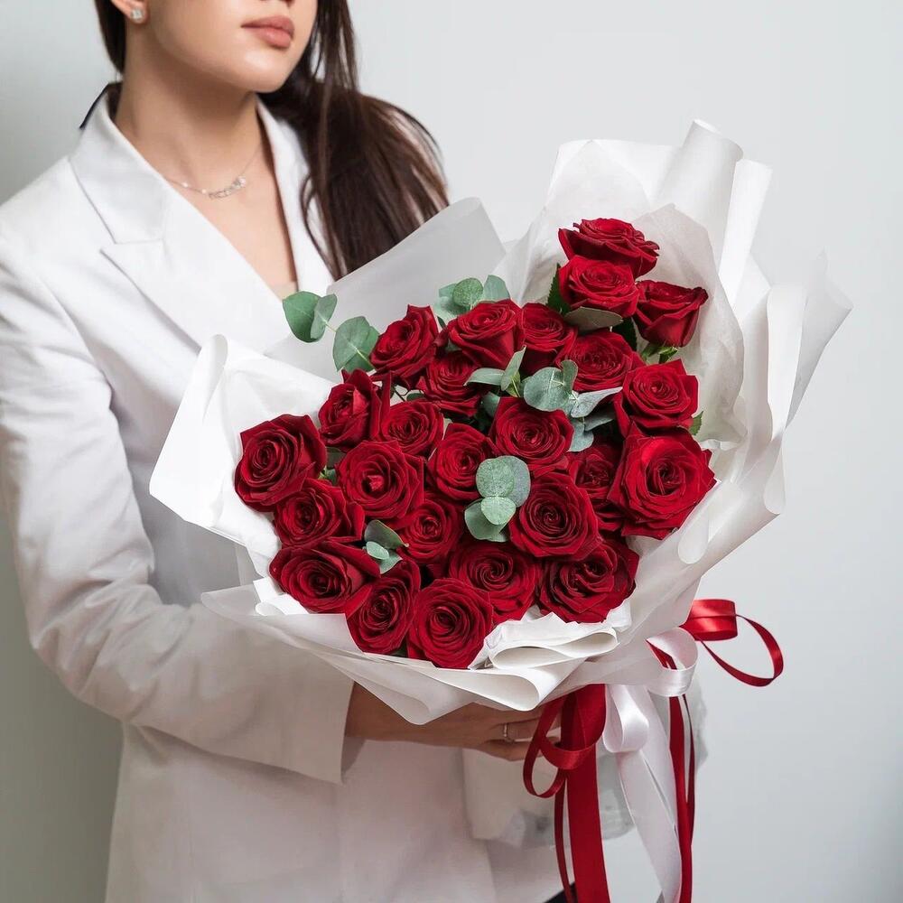 Роскошный букет из 25 красных роз с эвкалиптом – королевский подарок  Цивильск Чувашская Республика