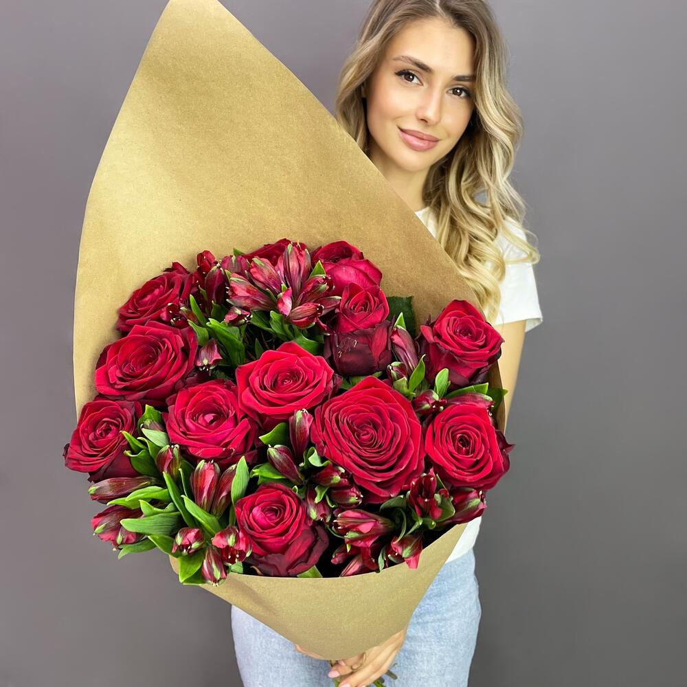 Букет «Стрелиция» – гармония из красных роз и белых альстромерий  Цивильск Чувашская Республика