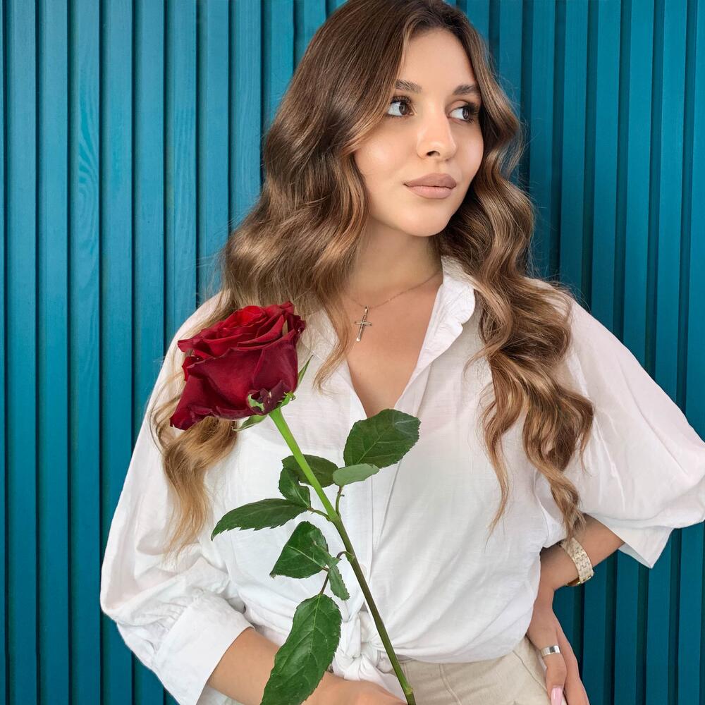 Комплимент из красной эквадорской розы – минимализм роскоши Цивильск Чувашская Республика