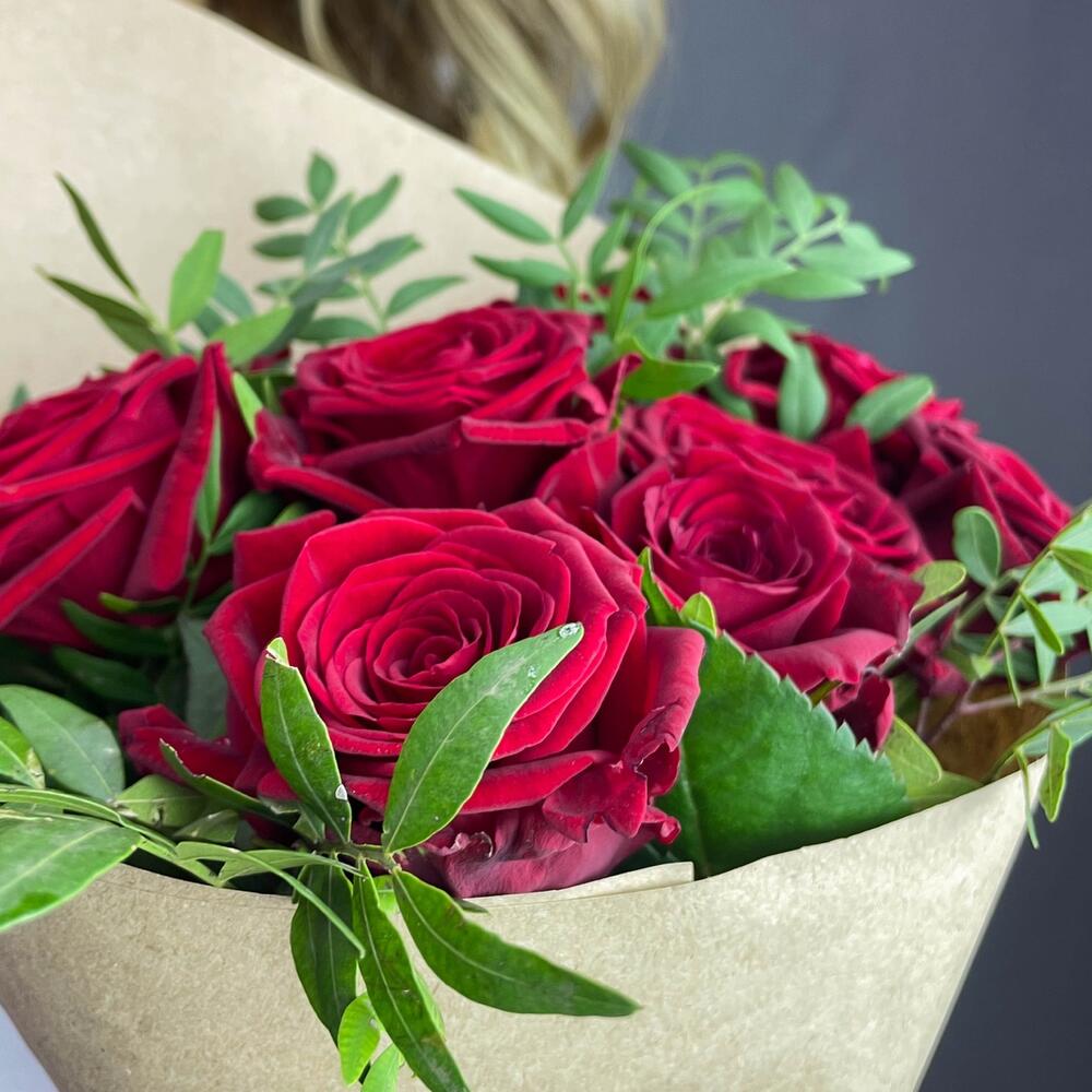 Букет из 9 красных роз с фисташкой – гармония страсти и свежести Цивильск Чувашская Республика