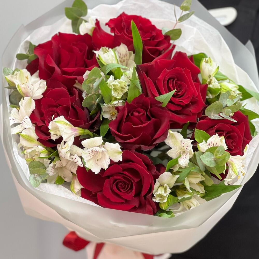 Букет «Любимой» – 7 эквадорских роз и белых альстромерий Цивильск Чувашская Республика