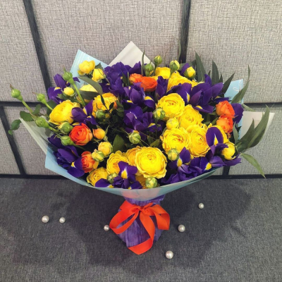 Роскошный букет из синих ирисов и кустовых роз с зеленью – гармония контрастов Цивильск Чувашская Республика