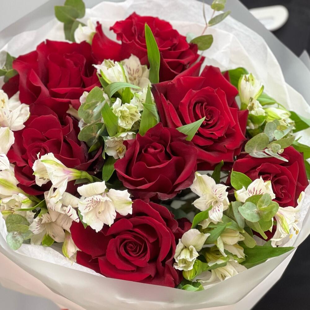 Букет «Любимой» – 7 эквадорских роз и белых альстромерий Цивильск Чувашская Республика