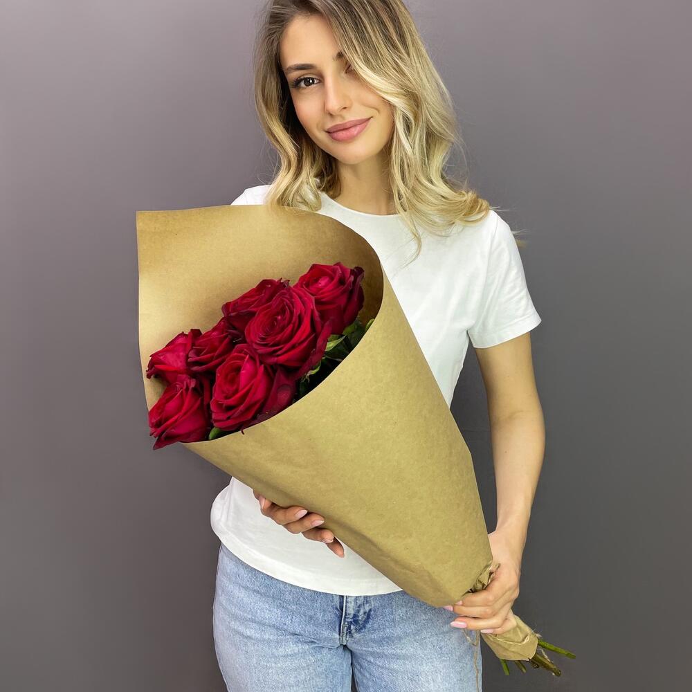 Букет из 7 красных роз в крафте – страсть в стильной упаковке Цивильск Чувашская Республика