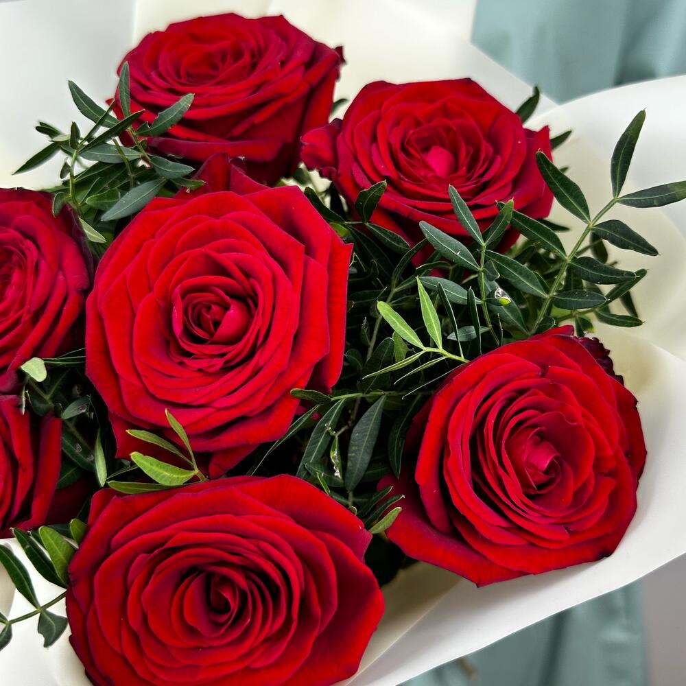 Букет «Гранатовый» из красных роз в роскошной упаковке Цивильск Чувашская Республика