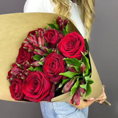 Букет «Страсть» – гармония красных роз и нежных альстромерий Цивильск Чувашская Республика