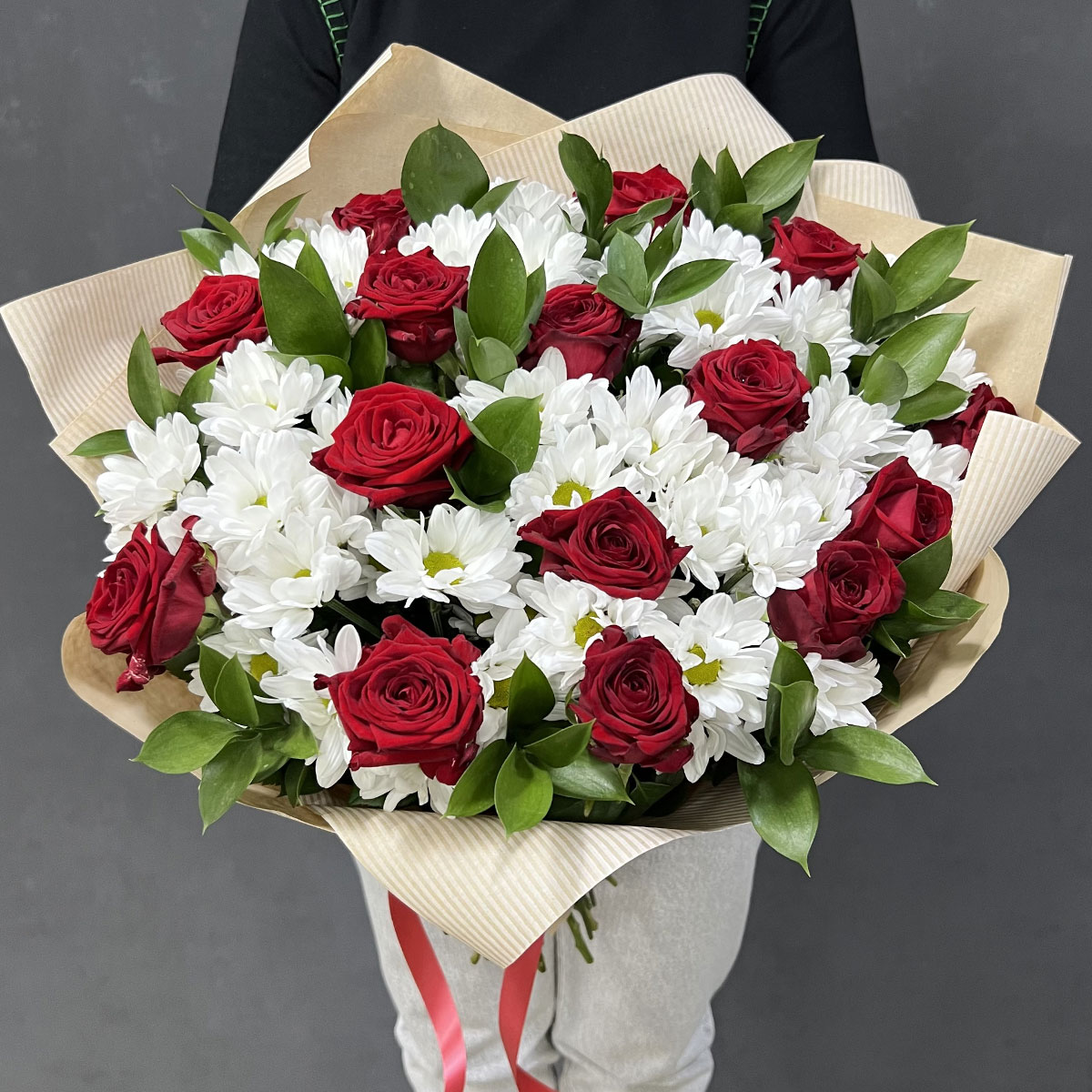 Букет «Романтика» — гармония красных роз и белоснежных хризантем Цивильск Чувашская Республика