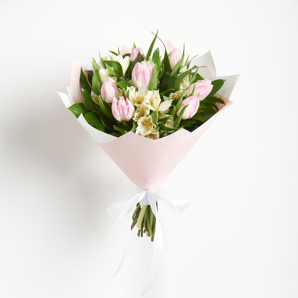 Букет «Первое свидание» розовых тюльпанов и белых альстромерий Цивильск Чувашская Республика