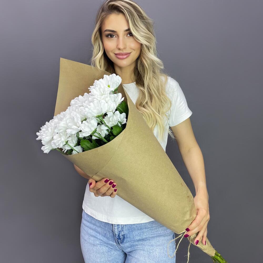 Букет из 5 белых хризантем в крафте – лаконичная элегантность Цивильск Чувашская Республика