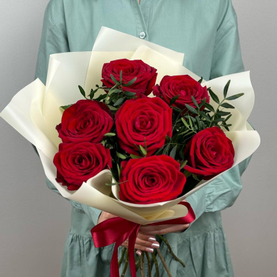 Букет «Гранатовый» из красных роз в роскошной упаковке Цивильск Чувашская Республика