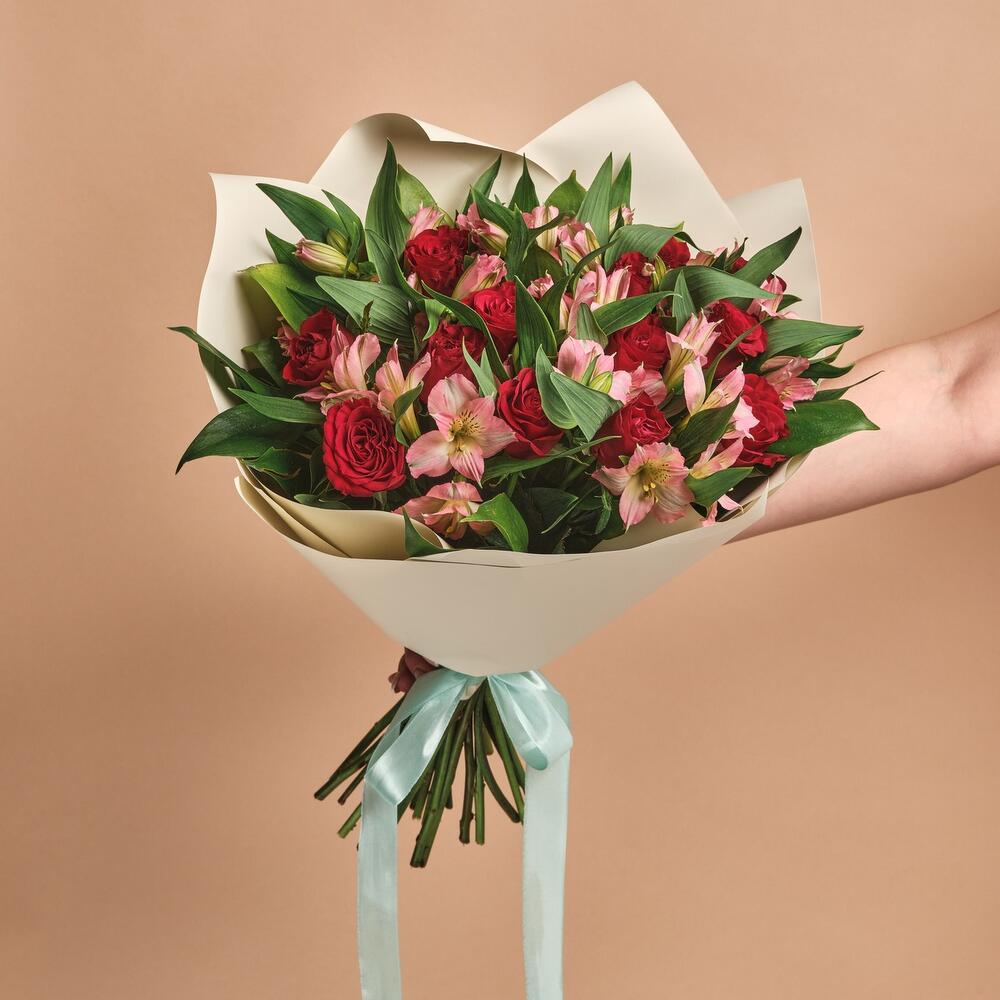 Букет «Нежность слов» — гармония красных роз и нежных альстромерий Цивильск Чувашская Республика