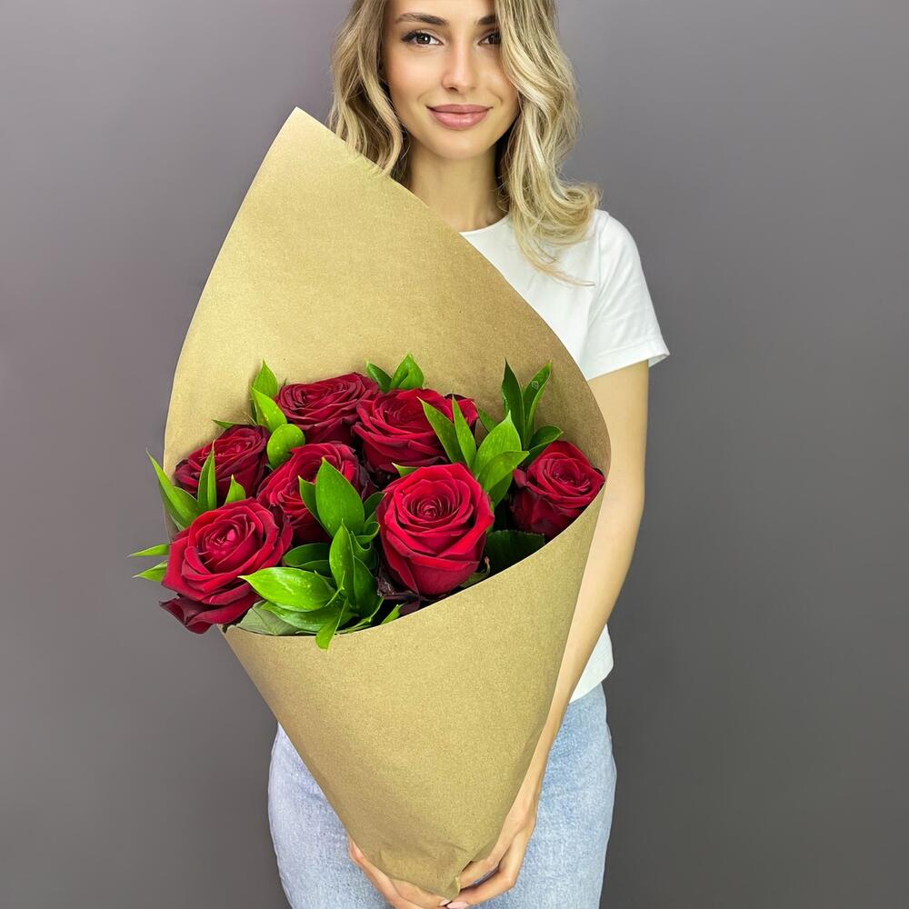 Букет из красных роз с рускусом в крафтовой упаковке – классика с изюминкой Цивильск Чувашская Республика