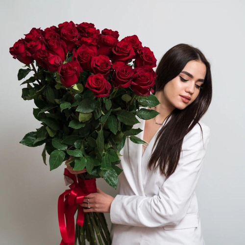 Роскошный букет «Эксплорер» – 25 красных роз для самых важных моментов Цивильск Чувашская Республика