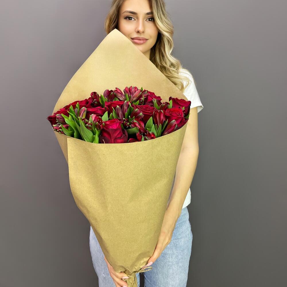 Букет «Стрелиция» – гармония из красных роз и белых альстромерий  Цивильск Чувашская Республика