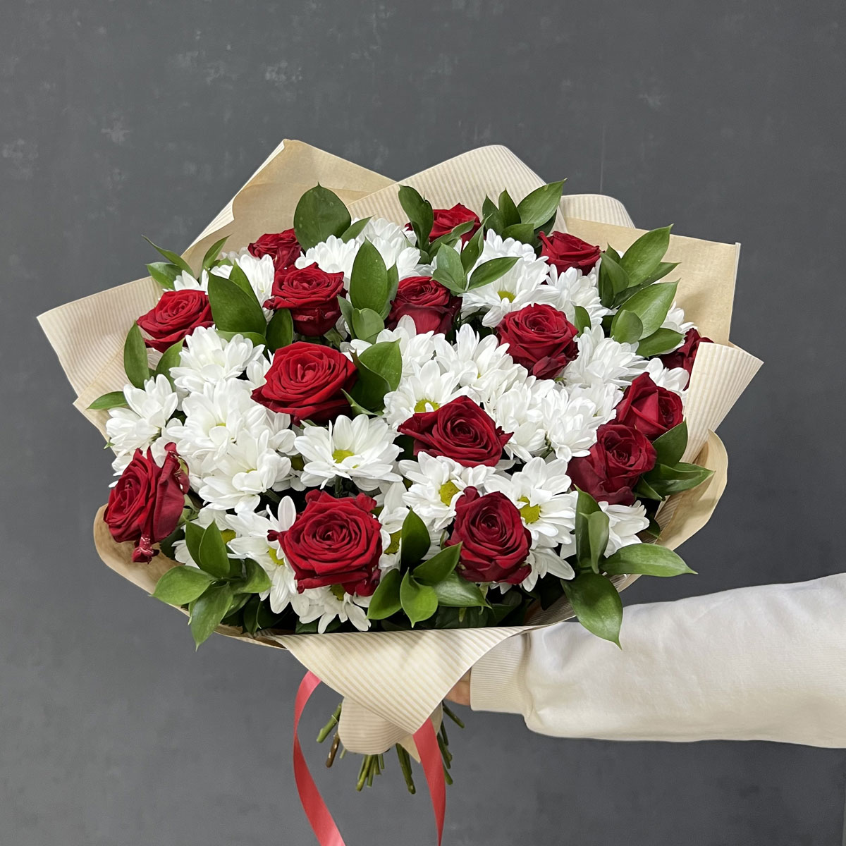 Букет «Романтика» — гармония красных роз и белоснежных хризантем Цивильск Чувашская Республика