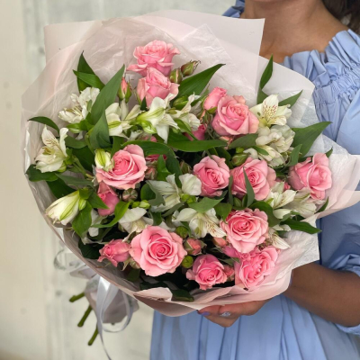 Букет «Розовый фламинго» – нежность розовых кустовых роз и белых альстромерий Цивильск Чувашская Республика