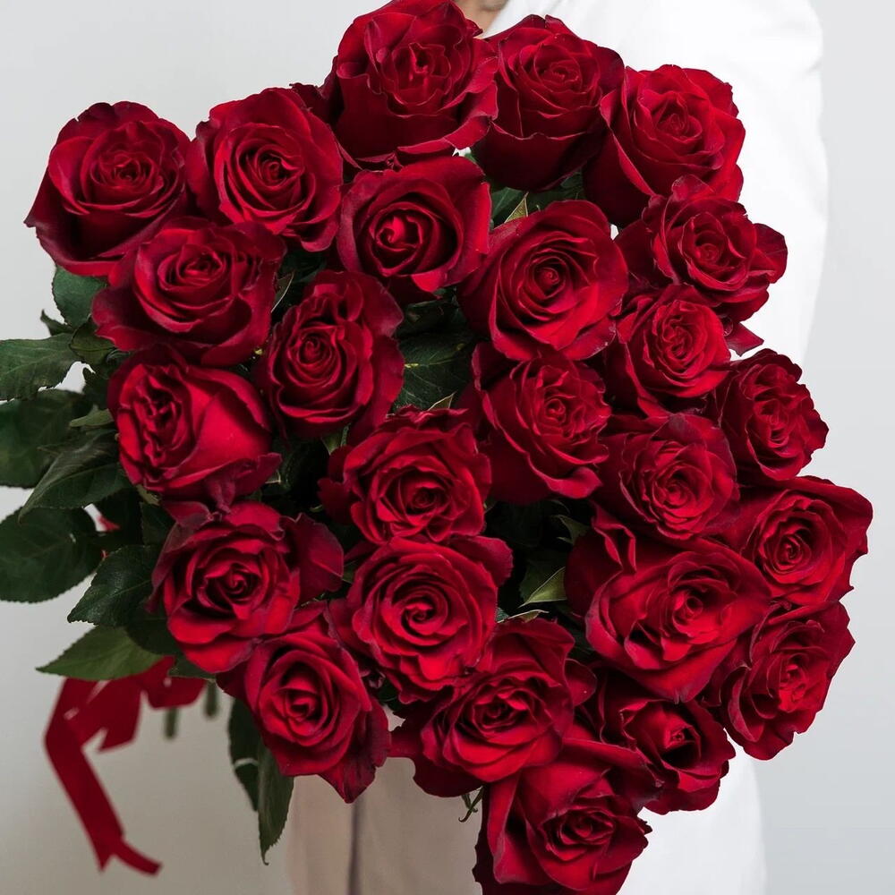 Роскошный букет «Эксплорер» – 25 красных роз для самых важных моментов Цивильск Чувашская Республика