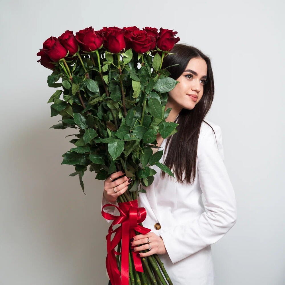 Роскошный букет «Эксплорер» – 25 красных роз для самых важных моментов Цивильск Чувашская Республика