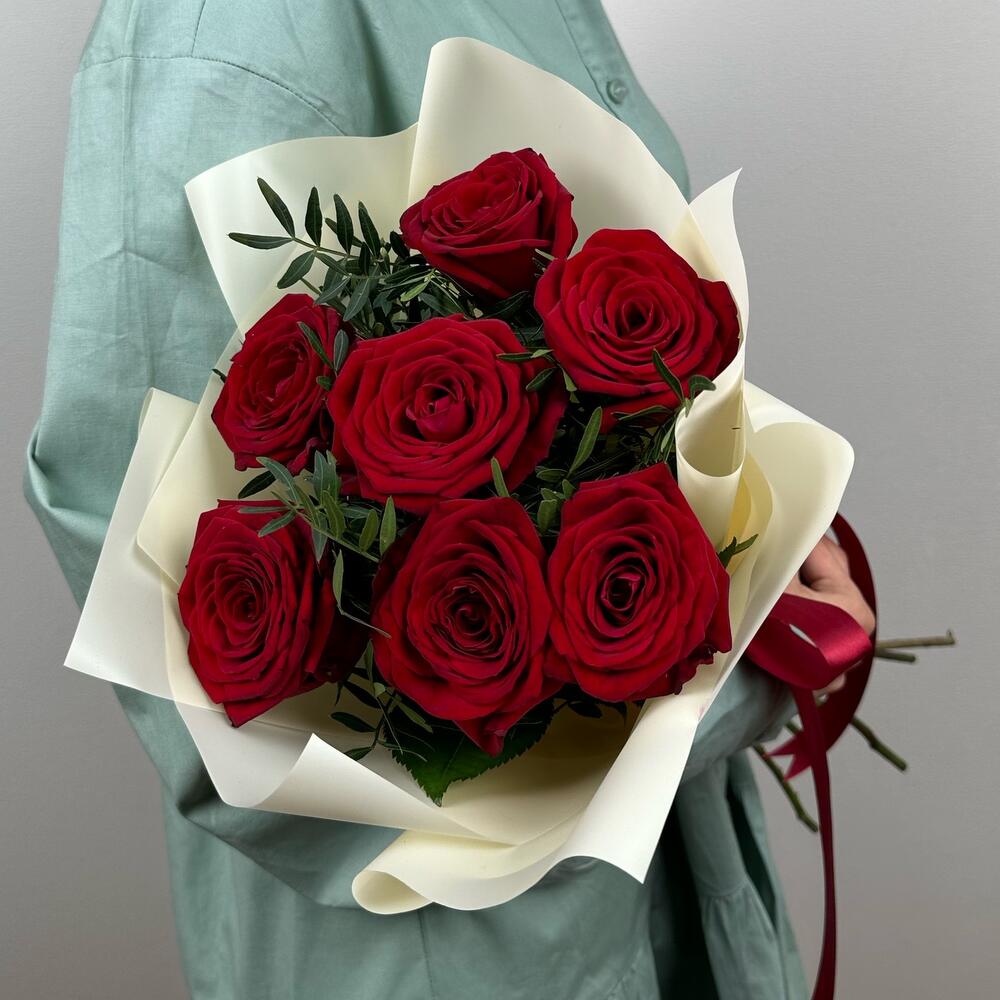 Букет «Гранатовый» из красных роз в роскошной упаковке Цивильск Чувашская Республика