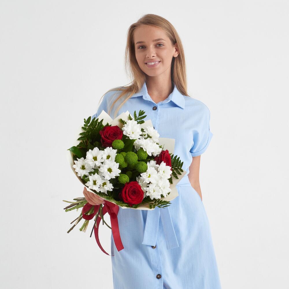 Букет «Настроение» – гармония красных эквадорских роз и нежных хризантем Цивильск Чувашская Республика