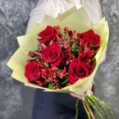 Букет «Бордо» – сочетание красных эквадорских роз и благородных альстромерий Цивильск Чувашская Республика