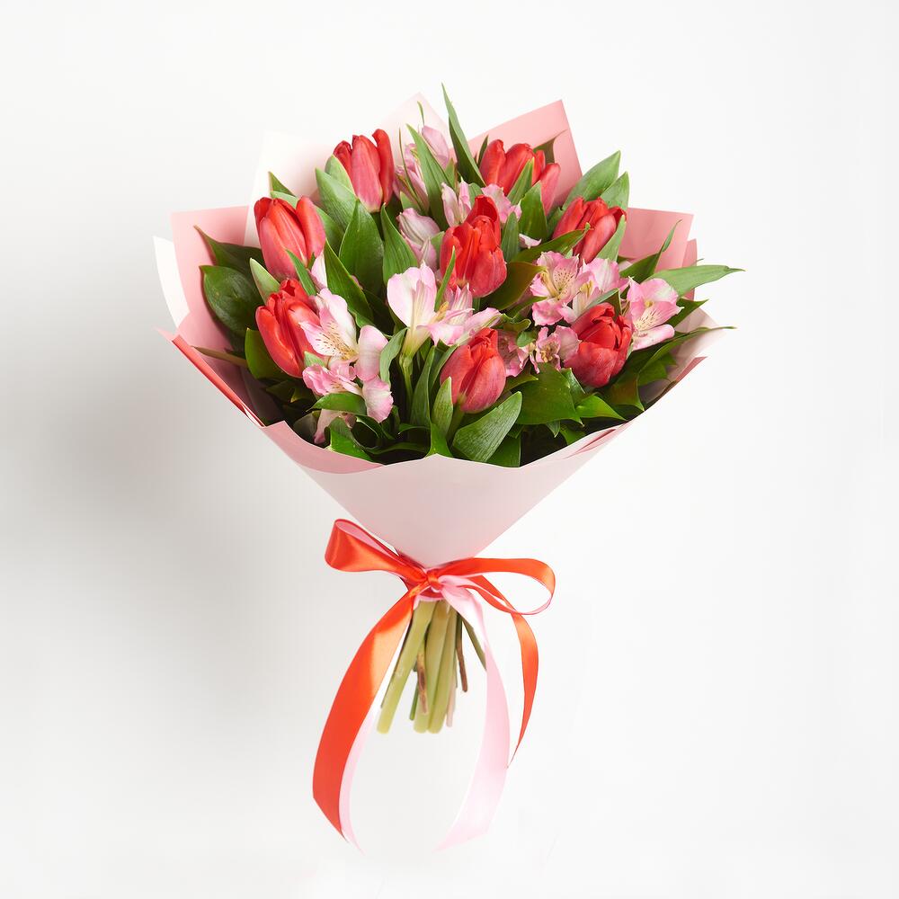 Букет «Первый поцелуй» красных тюльпанов и розовых альстромерий Цивильск Чувашская Республика