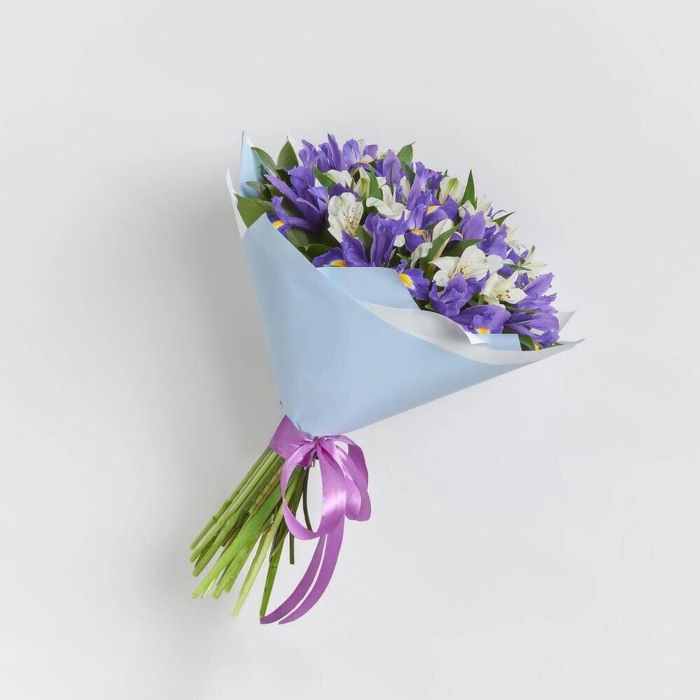 Букет «Вечернее дыхание»  – загадочная гармония синих ирисов и белых альстромерий Цивильск Чувашская Республика