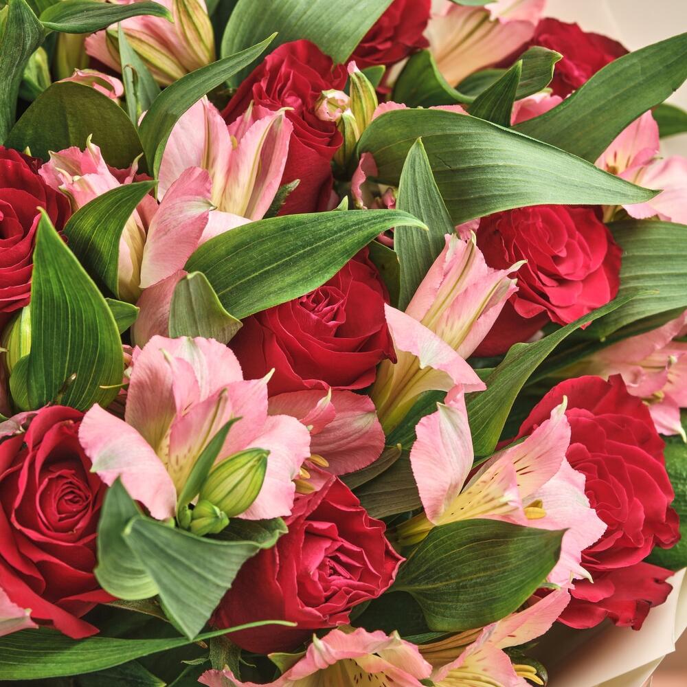 Букет «Нежность слов» — гармония красных роз и нежных альстромерий Цивильск Чувашская Республика
