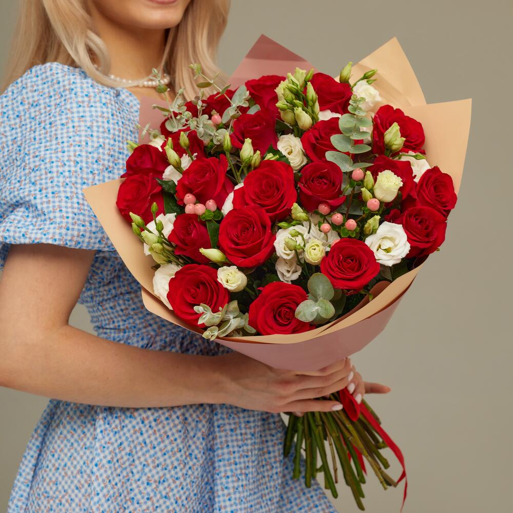 Роскошный букет для любимой женщины – 21 эквадорская роза и эустома Цивильск Чувашская Республика