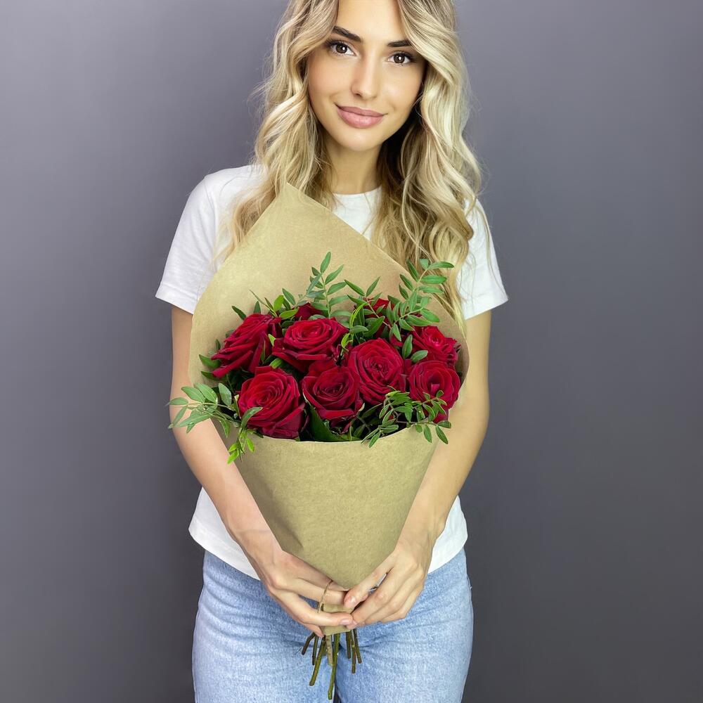 Букет из 9 красных роз с фисташкой – гармония страсти и свежести Цивильск Чувашская Республика