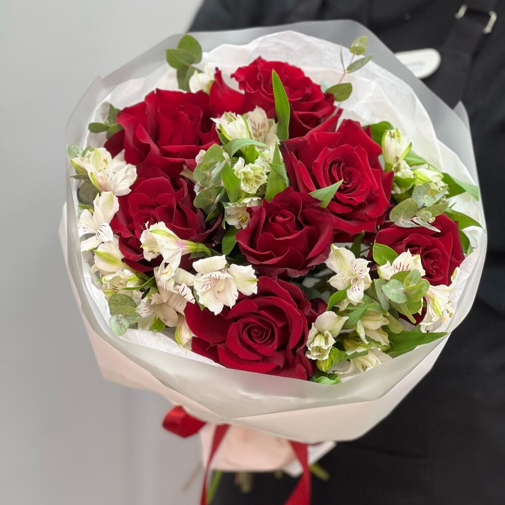 Букет «Любимой» – 7 эквадорских роз и белых альстромерий Цивильск Чувашская Республика