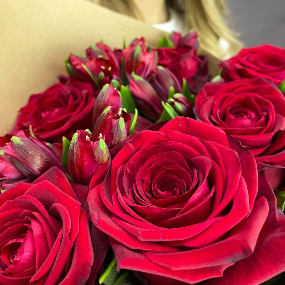 Букет «Страсть» – гармония красных роз и нежных альстромерий Цивильск Чувашская Республика