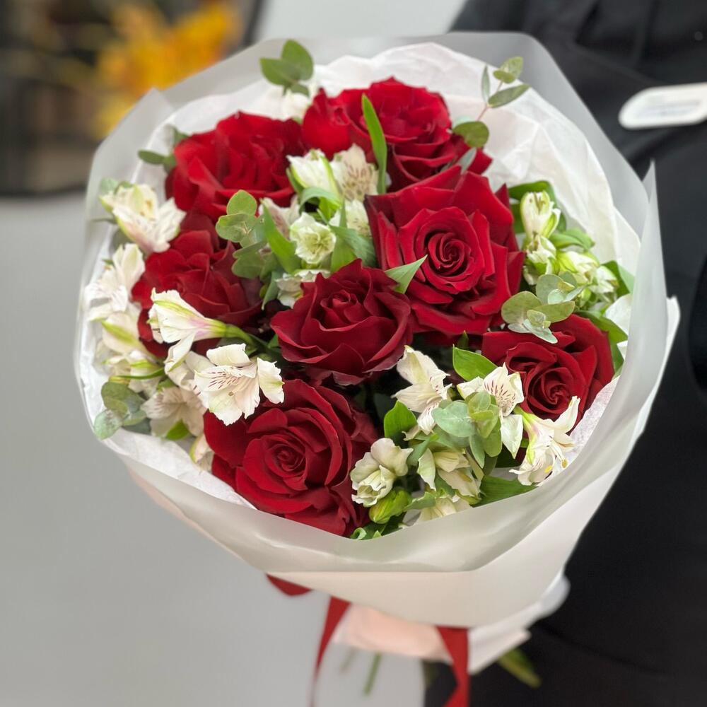 Букет «Любимой» – 7 эквадорских роз и белых альстромерий Цивильск Чувашская Республика