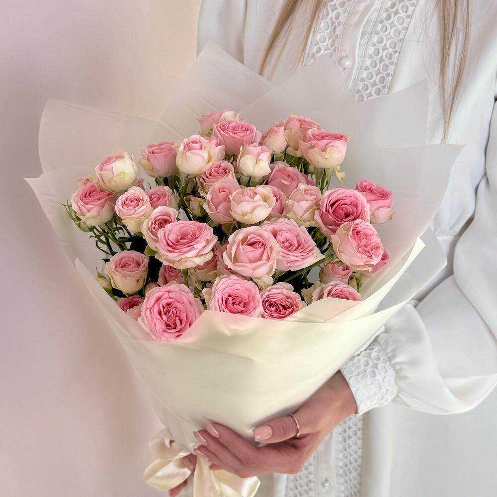 Букет «Нежный аромат» – пышные розовые кустовые розы в элегантной упаковке Цивильск Чувашская Республика