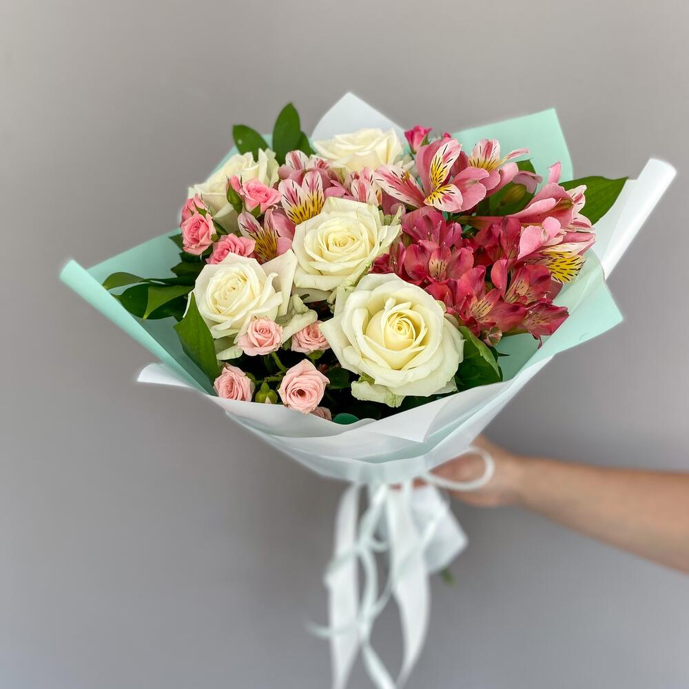 Букет «Николь» – изысканное сочетание роз, кустовых роз и альстромерий Цивильск Чувашская Республика