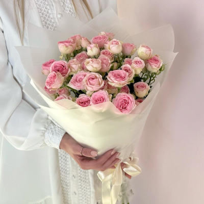 Букет «Нежный аромат» – пышные розовые кустовые розы в элегантной упаковке Цивильск Чувашская Республика