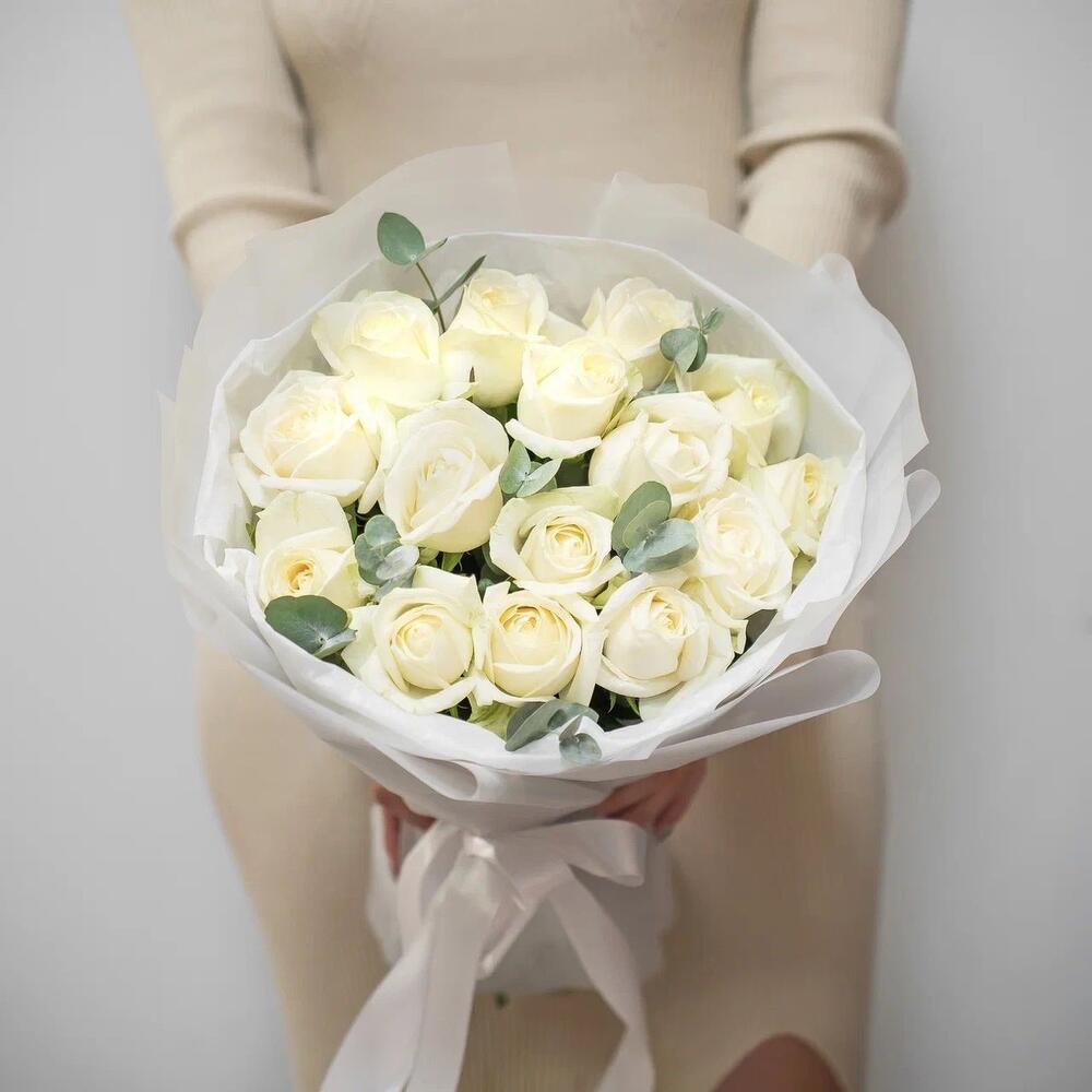 Букет из 15 белых роз с эвкалиптом – чистота и изысканность Цивильск Чувашская Республика
