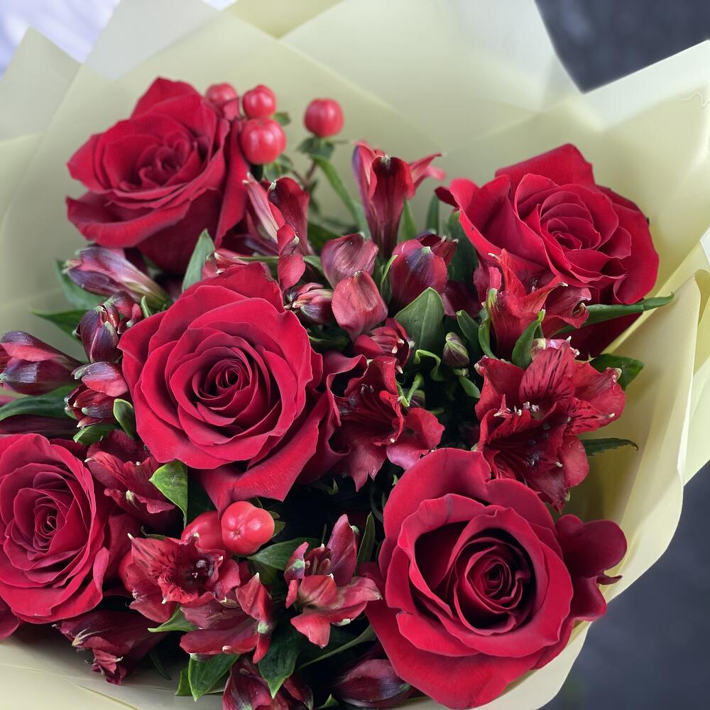 Букет «Бордо» – сочетание красных эквадорских роз и благородных альстромерий Цивильск Чувашская Республика