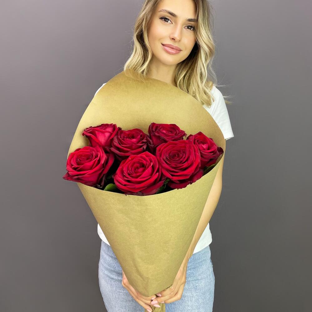 Букет из 7 красных роз в крафте – страсть в стильной упаковке Цивильск Чувашская Республика