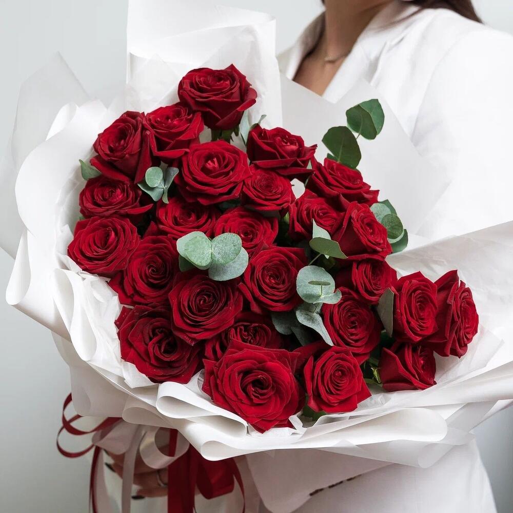 Роскошный букет из 25 красных роз с эвкалиптом – королевский подарок  Цивильск Чувашская Республика