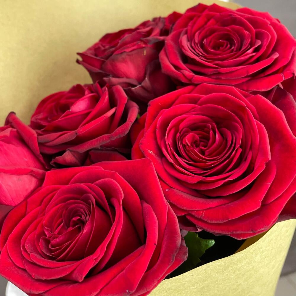 Букет из 7 красных роз в крафте – страсть в стильной упаковке Цивильск Чувашская Республика