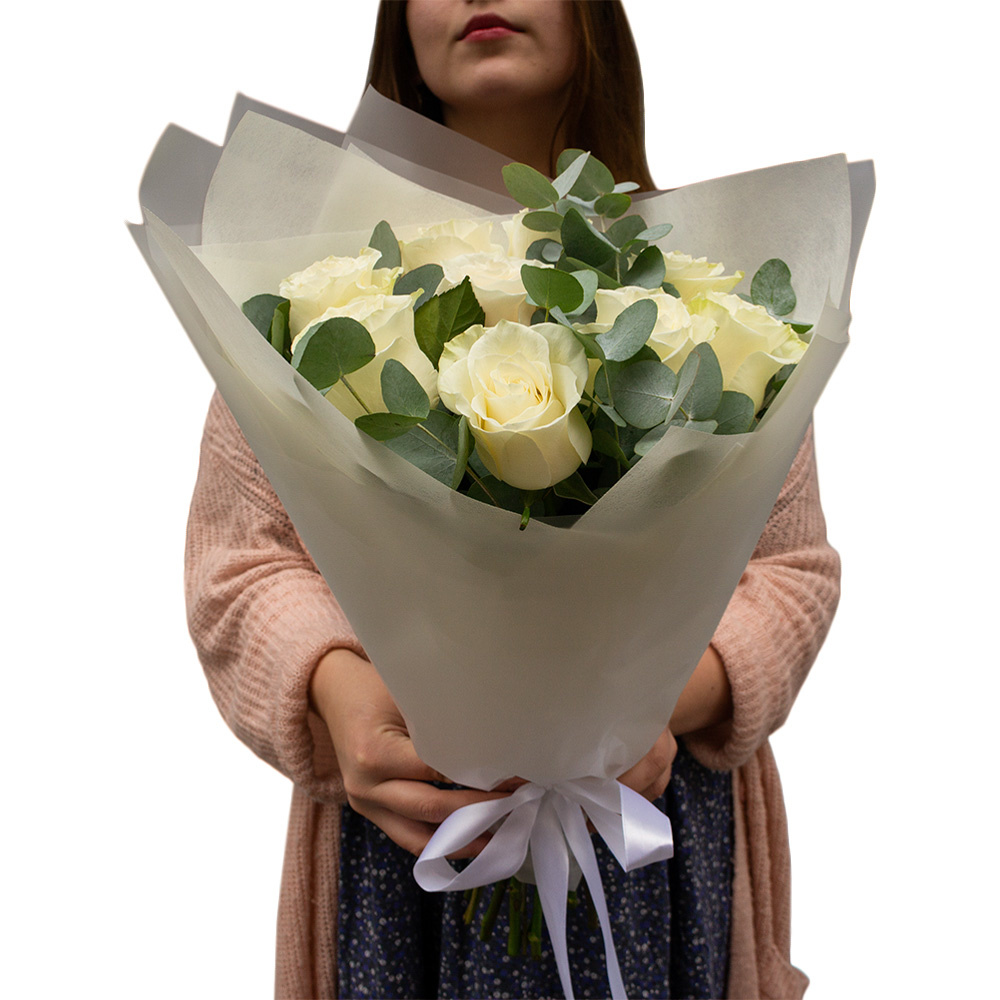Элегантный букет из 9 белых роз с эвкалиптом – воплощение совершенства Цивильск Чувашская Республика