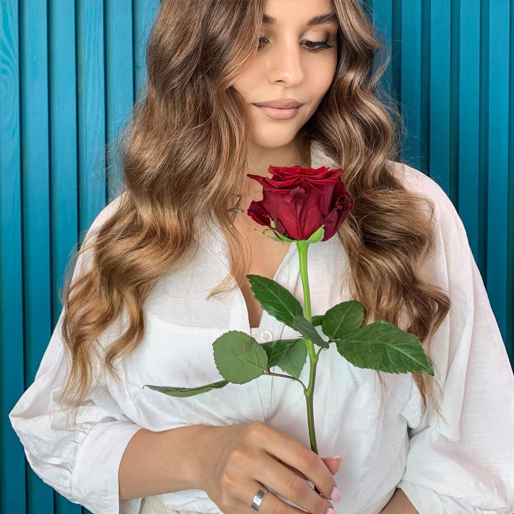Комплимент из красной эквадорской розы – минимализм роскоши Цивильск Чувашская Республика