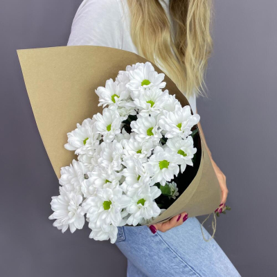 Букет из 5 белых хризантем в крафте – лаконичная элегантность Цивильск Чувашская Республика