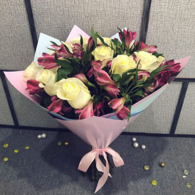 Нежный букет из белых роз и розовых альстромерий – гармония чистоты и нежности Цивильск Чувашская Республика