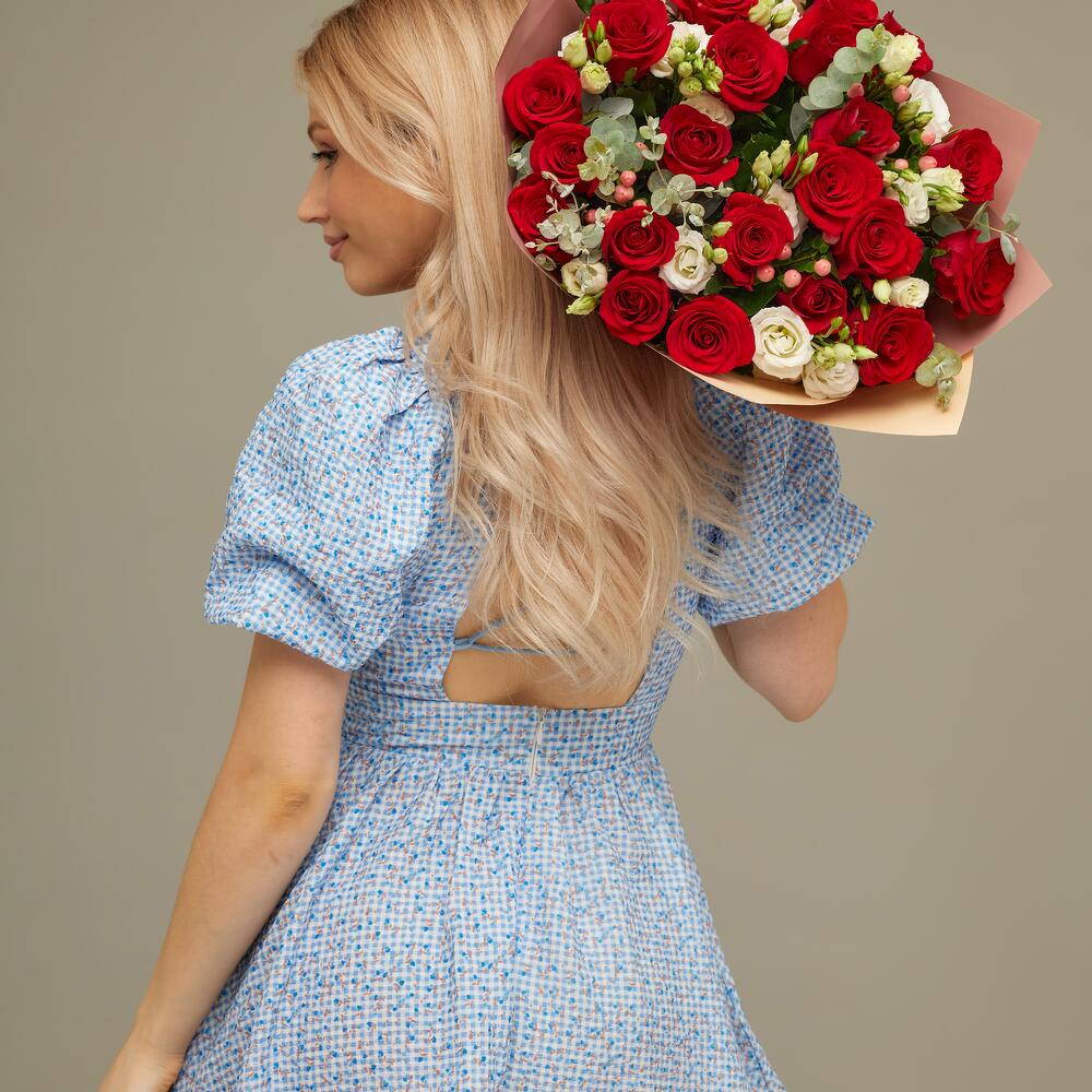 Роскошный букет для любимой женщины – 21 эквадорская роза и эустома Цивильск Чувашская Республика