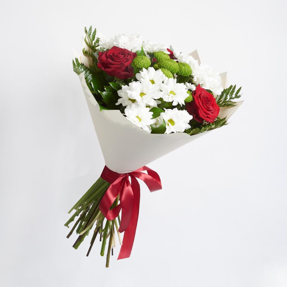 Букет «Настроение» – гармония красных эквадорских роз и нежных хризантем Цивильск Чувашская Республика