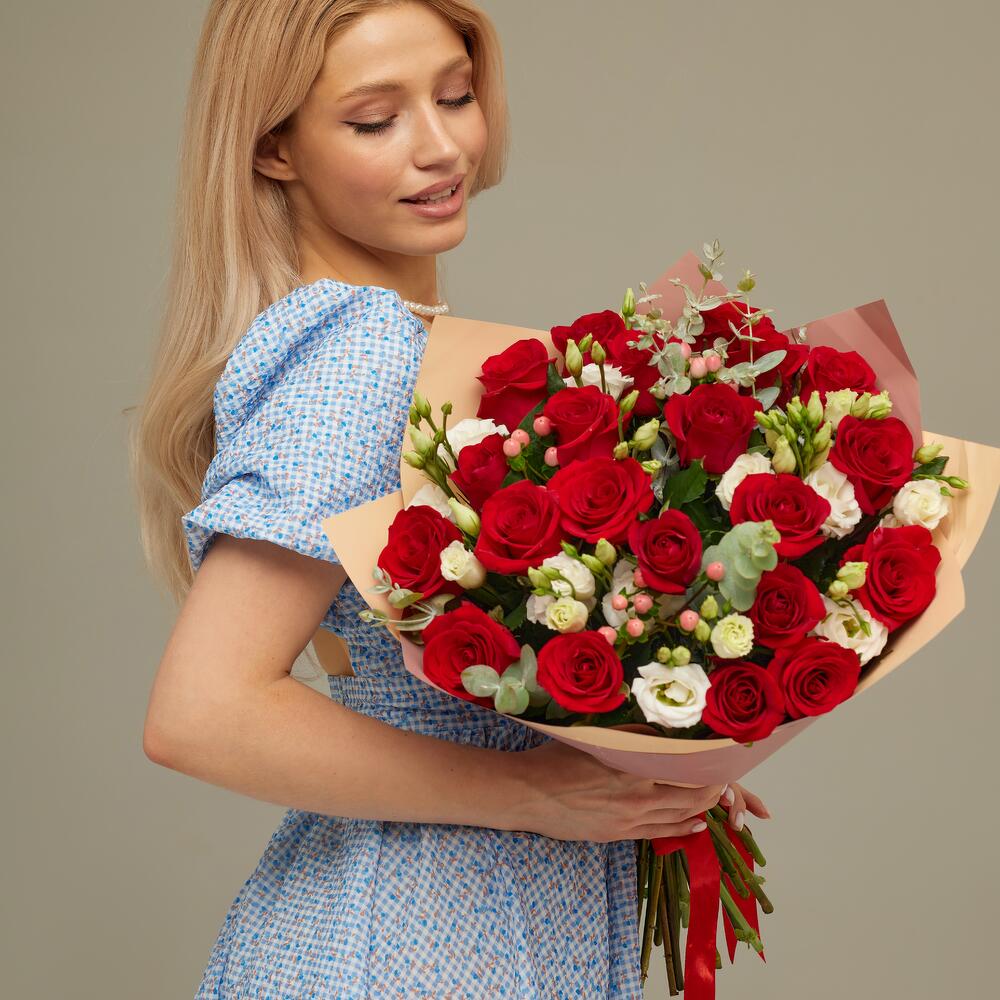 Роскошный букет для любимой женщины – 21 эквадорская роза и эустома Цивильск Чувашская Республика