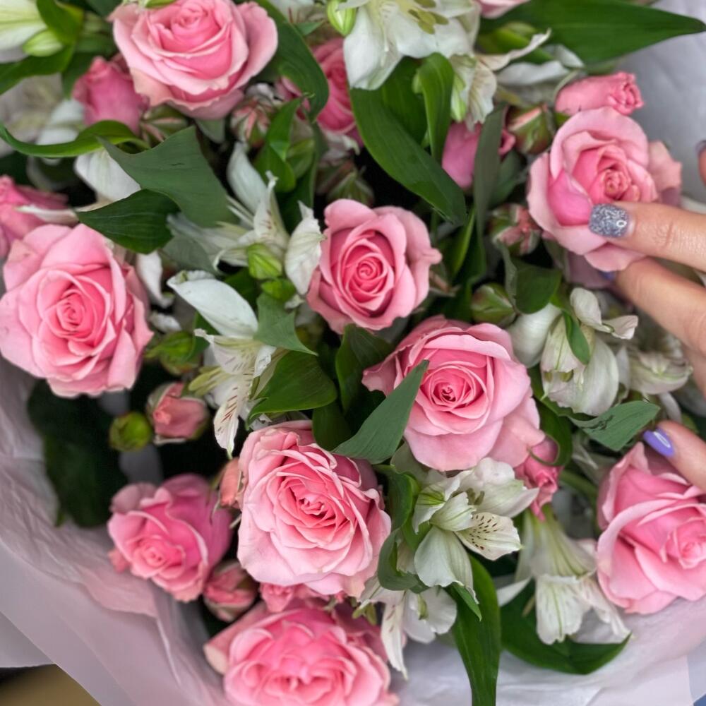Букет «Розовый фламинго» – нежность розовых кустовых роз и белых альстромерий Цивильск Чувашская Республика