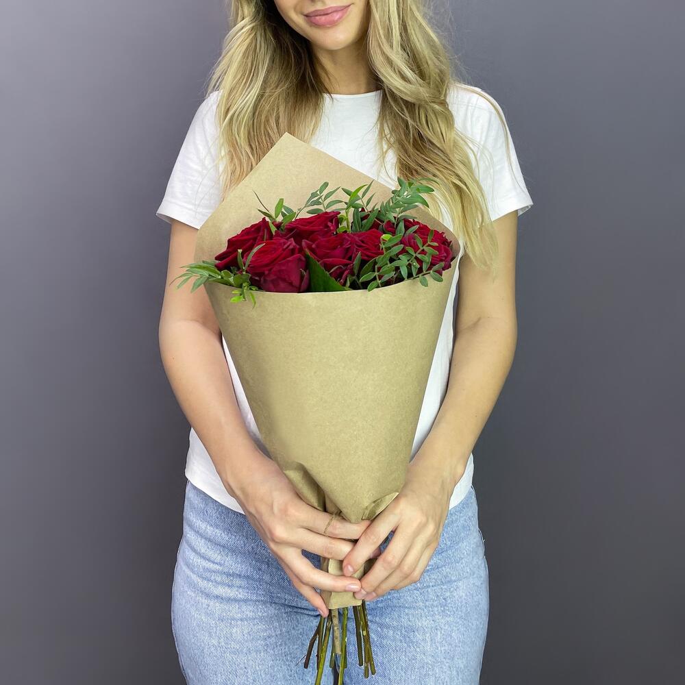 Букет из 9 красных роз с фисташкой – гармония страсти и свежести Цивильск Чувашская Республика